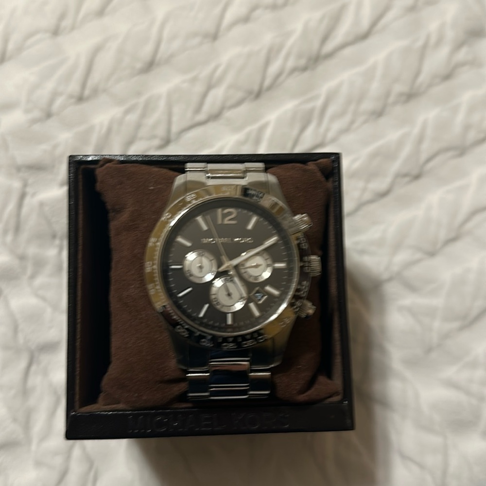 Michael Kors Men’s Watch Silver with Black Dial in Box with extra links